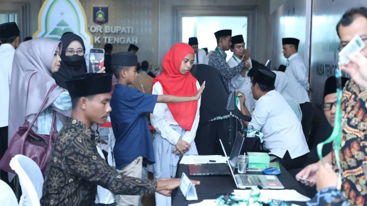 GEBRAKAN BARU: Ratusan kafilah mendaftar ulang sebagai peserta MTQ NTB XXXI tahun 2026 yang berlokasi di lobi kantor bupati, Senin (8/6). (Dewi/Lombok Post) 