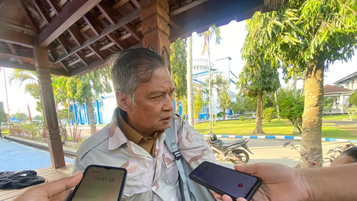 KLARIFIKASI: Ketua Satgas MBG Lombok Barat yang juga Asisten I Setda Lobar Saepul Akhkam saat memberikan keterangan kepada awak media terkait isu jual beli titik SPPG. (Toni/Lombok Post)