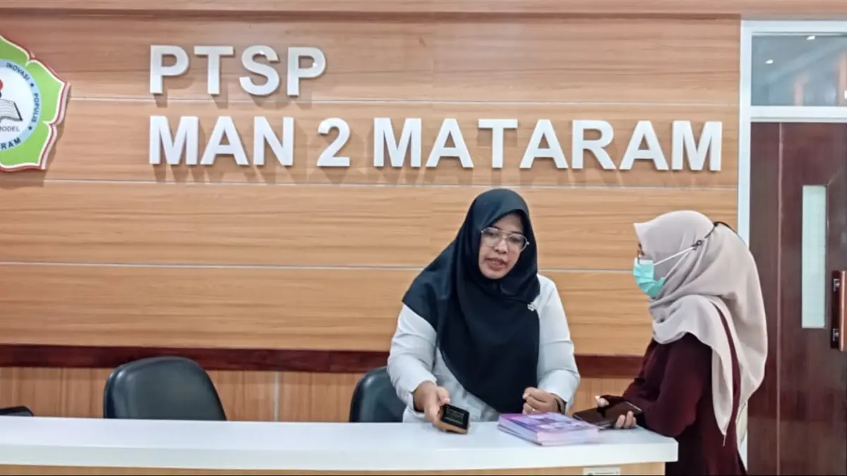KONSULTASI: Seorang wali murid konsultasi dengan guru MAN 2 Mataram terkait pendaftaran PMBM di madrasah setempat, Senin (8/6).
