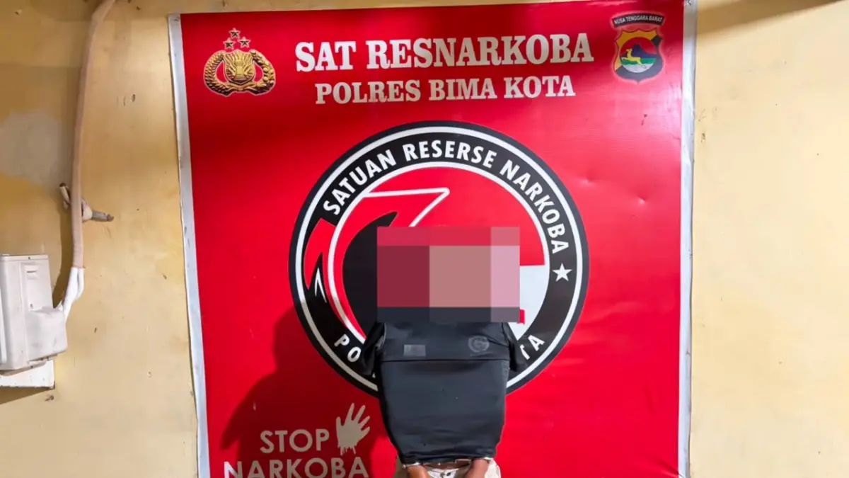 Pelaku SA diamankan bersama barang bukti sabu dan lainnya di Polres Bima Kota, Senin (8/6).