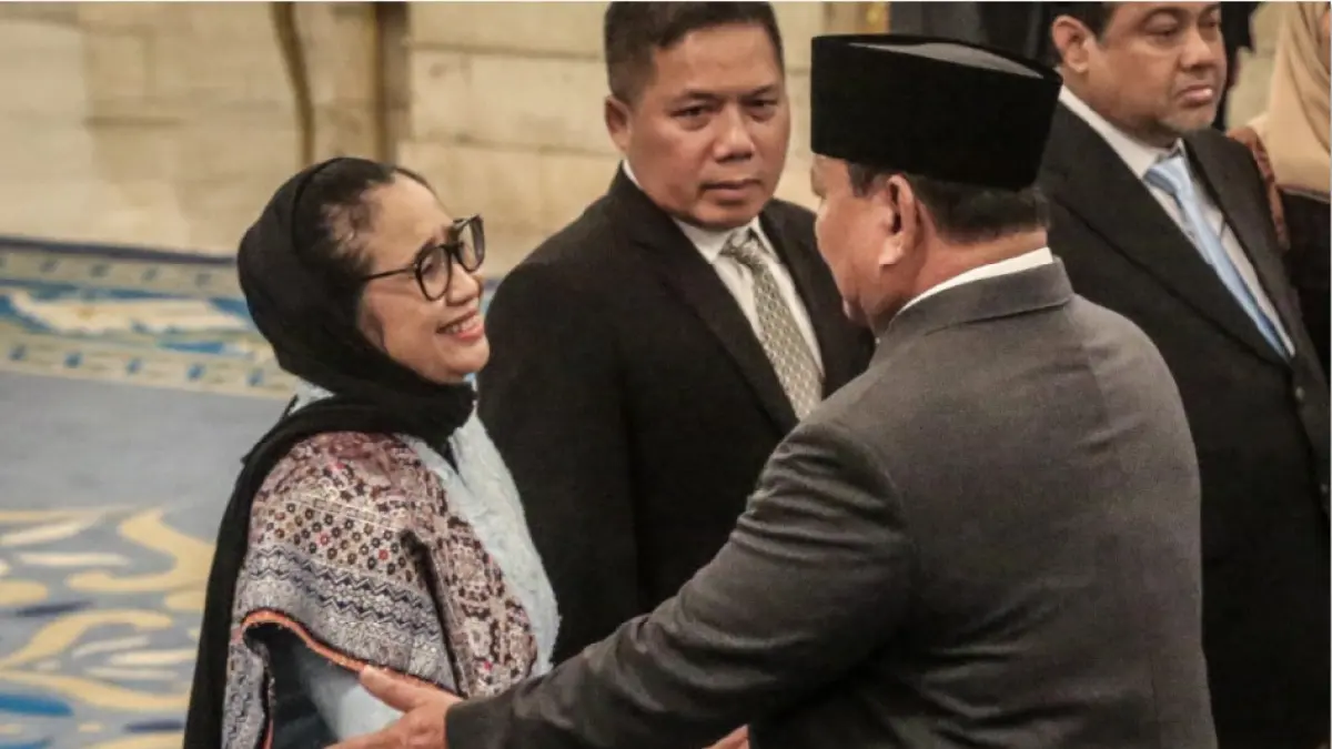 PELANTIKAN: Presiden Prabowo Subianto memberikan ucapan selamat kepada Kepala BGN Nanik S. Deyang usai pelantikan di Istana Negara, Senin (8/5). (AFP)
