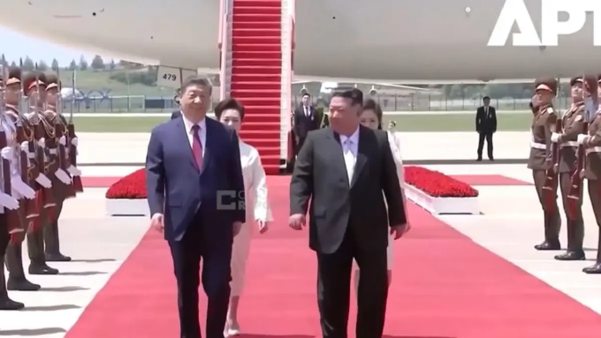 Pemimpin Korea Utara Kim Jong-un menyambut langsung Presiden China Xi Jinping saat tiba di Pyongyang untuk kunjungan kenegaraan selama dua hari.