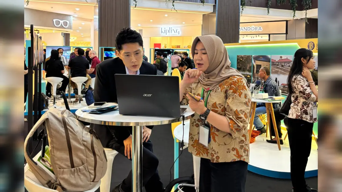 PENGEMBANGAN EBT: Sekretaris Dinas ESDM NTB Niken Arumdati menjelaskan potensi EBT yang dimiliki NTB, kepada seorang perwakilan negara peserta Bali Jagadhita VII Tahun 2026, Jumat (5/6). (DINAS ESDM NTB FOR LOMBOK POST).