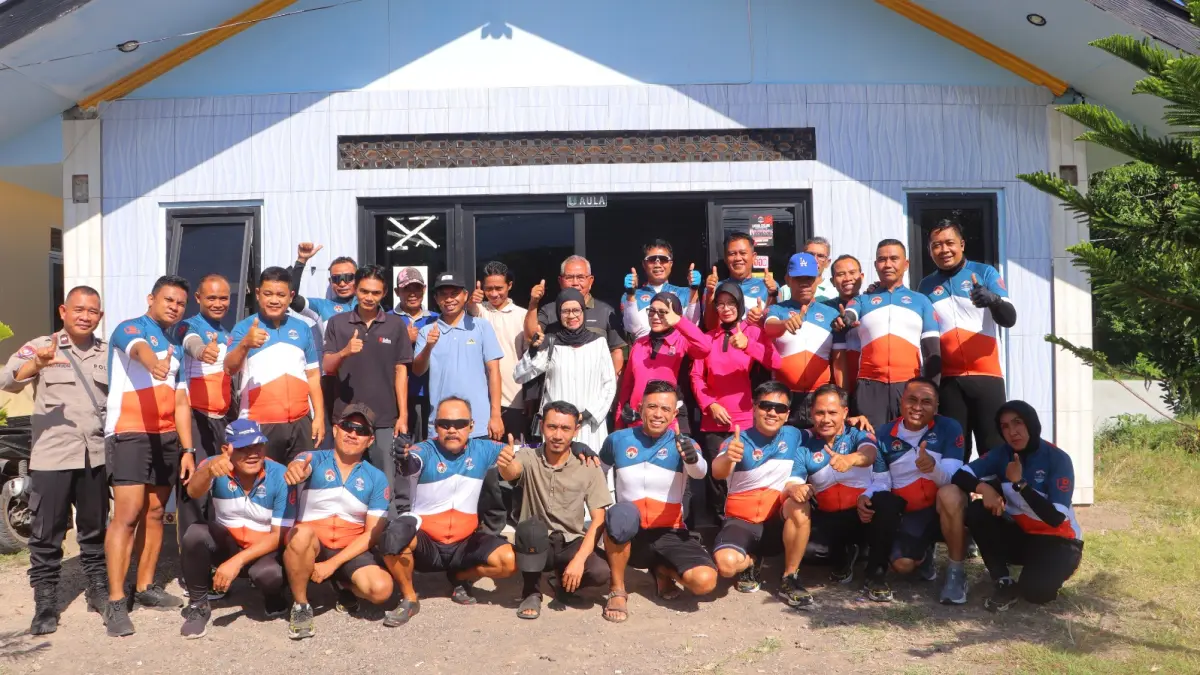 PERKUAT SINERGI: Rombongan gowes Kamtibmas dipimpin Kapolres KLU foto bersama dengan jajaran pemdes Samaguna.