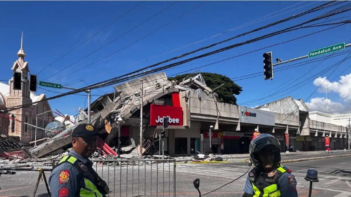 RUSAK PARAH: Restoran cepat saji Jollibee runtuh setelah gempa bumi berkekuatan magnitude 7,8 di Kota General Santos, Filipina, Senin (8/6). (EDWIN ESPEJO/AFP)