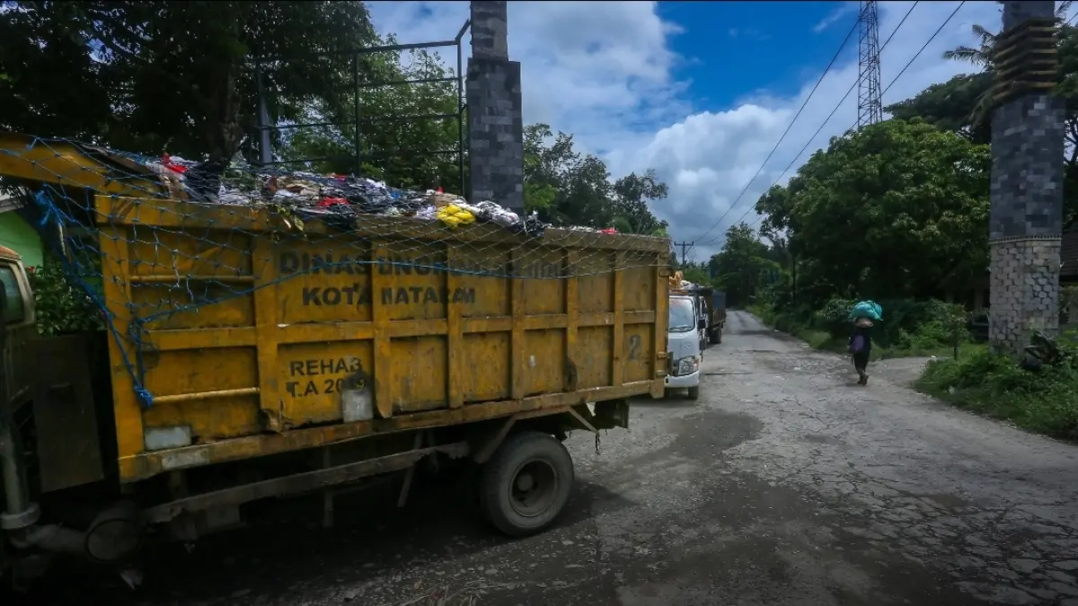 Salah satu truk pengangkut sampah Kota Mataram, beberapa waktu lalu. 