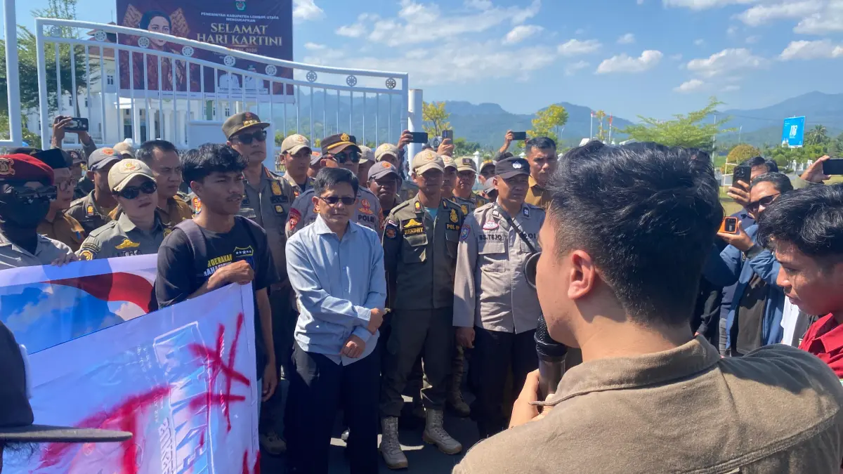 SAMPAIKAN ASPIRASI: KBMLU bersama aliansi mahasiswa menggelar aksi unjuk rasa di Kantor Bupati, Senin (8/6).