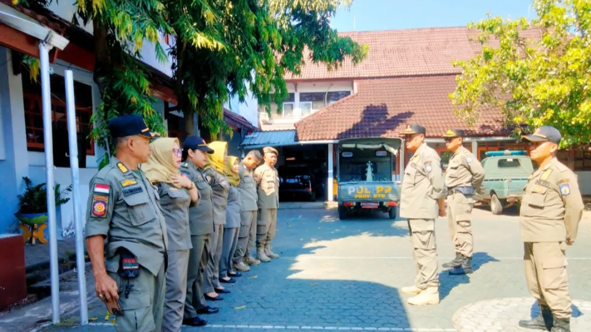 Satpol PP NTB menggelar patroli wilayah dan pemantauan khusus terhadap aktivitas PKL yang menggunakan trotoar di sejumlah jalan protokol Kota Mataram.