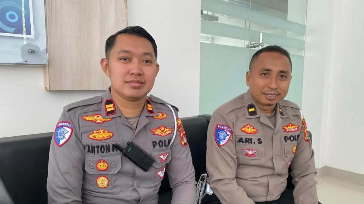 TEGASKAN ATURAN: Kasatlantas Polres Lombok Barat Iptu Anton Prasetya (kiri) didampingi Kanit Gakkum Ipda Ari Saputra (kanan) saat memberikan keterangan terkait penundaan Operasi Patuh 2026 dan lakalantas. (Toni/Lombok Post)
