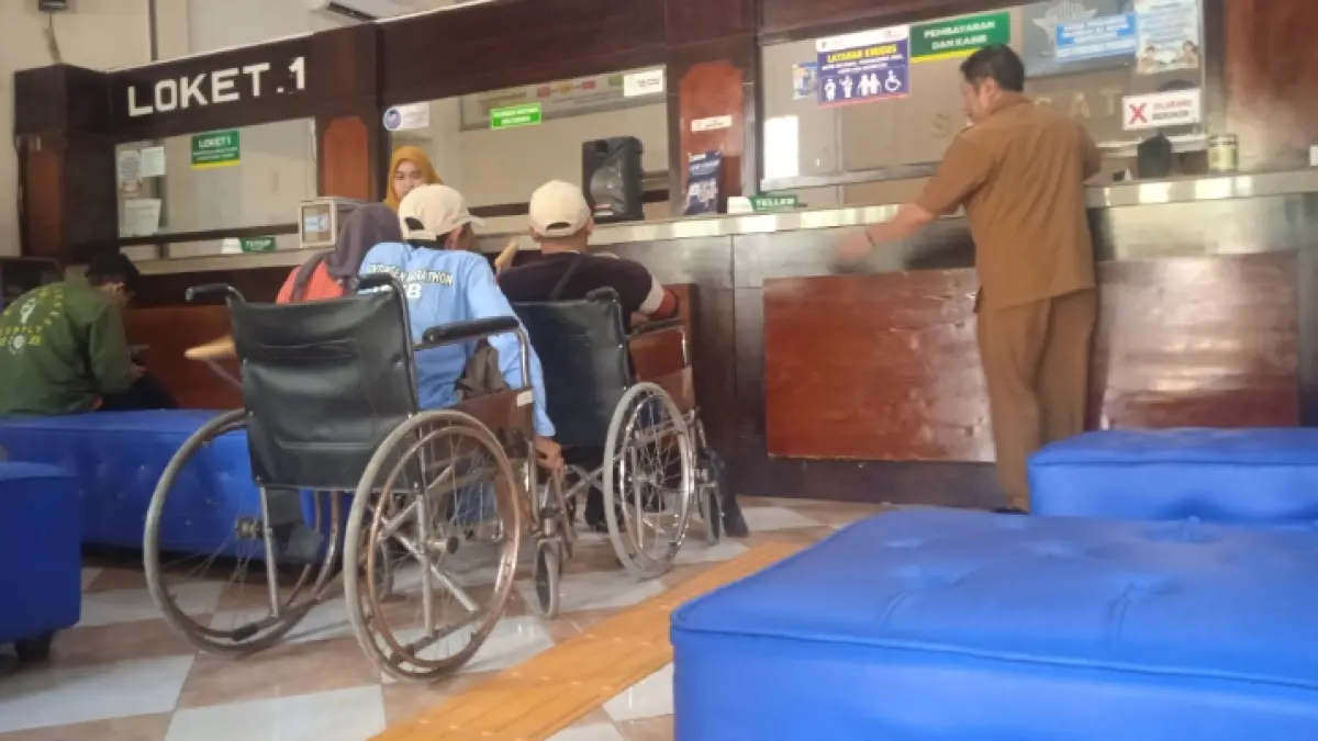 TEROBOSAN BAGUS: Penyandang disabilitas mengurus pajak kendaraan bermotor dengan cepat dan gratis di Samsat Lombok Barat. (Wahyu/Lombok Post) 