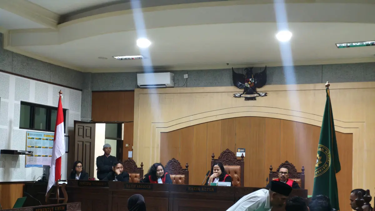 TUNTUTAN: Terdakwa korupsi dana Pokir DPRD Lobar menjalani sidang tuntutan di PN Tipikor Mataram, Senin (8/6). (HARLI/LOMBOKPOST)
