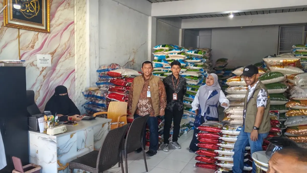 TURUN LAPANGAN: Pimwil Bulog NTB Mara Kamin Siregar (dua kiri) bersama tim meninjau salah satu mitra di Mataram, Minggu (7/6). (IST/LOMBOK POST)