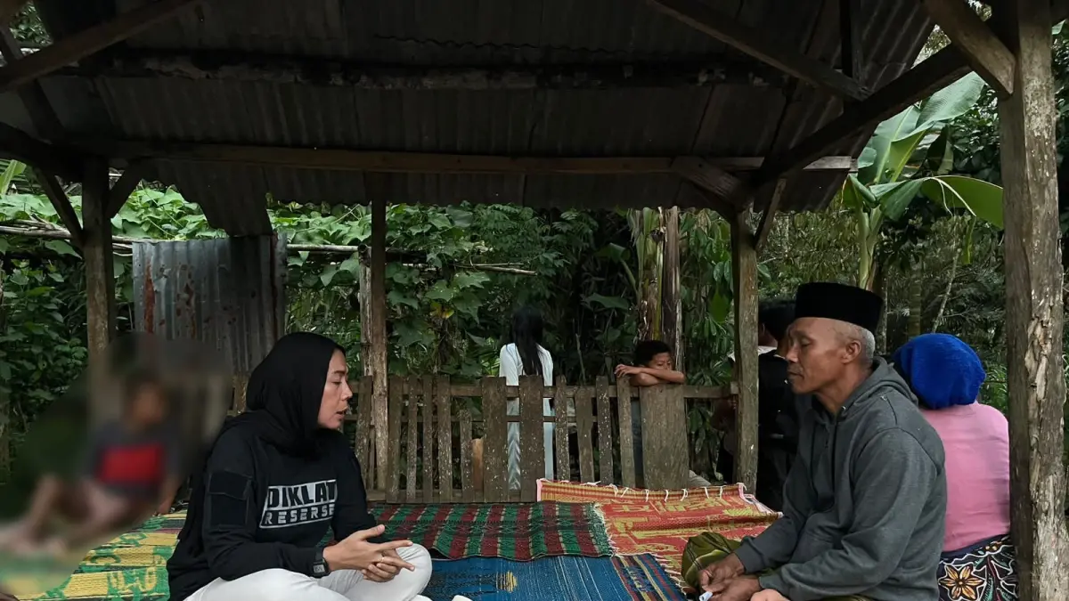 TURUN PERIKSA: Tim penyidik menginterogasi ayah dari santri yang menjadi korban pembakaran di Ponpes di wilayah Loteng, beberapa waktu lalu. (POLRES LOTENG FOR LOMBOK POST)

