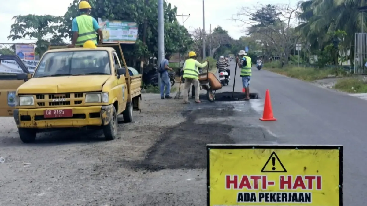 UPTD Balai Pemeliharaan Jalan Provinsi Pulau Lombok sedang melalukan pemeliharaan jalan rutin di ruas Praya-Keruak, Senin (8/6). Sampai Juni belum ada proyek infrastruktur yang dikerjakan melalui lelang.