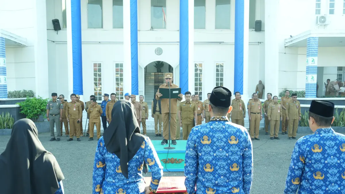 Wali Kota Bima HA Rahman melantik 118 ASN baru di halaman kantor wali kota setempat, Senin (8/6).