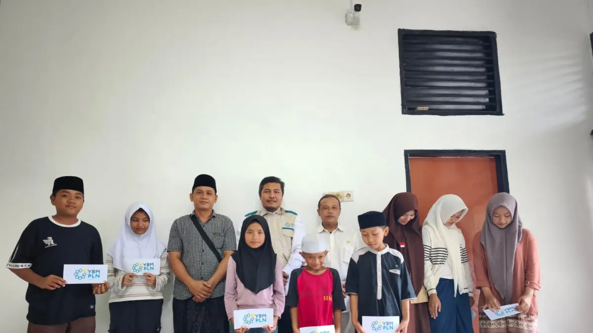YBM PLN NTB menyalurkan santunan untuk anak yatim di Batukliang Utara, Lombok Tengah.