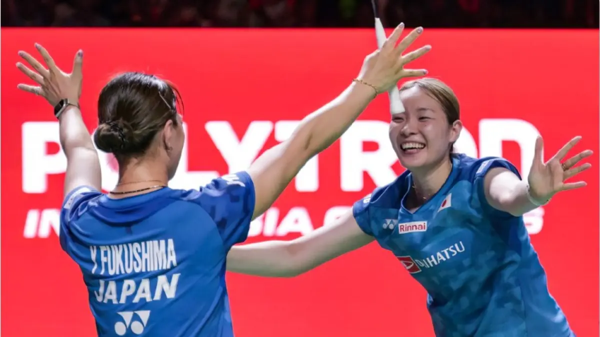 YUKI Fukushima/Mayu Matsumoto langsung berjingkrak dan bersorak gembira ketika bola pengembalian ganda Tiongkok Liu Sheng Shu/Tan Ning tak bisa melewati net. Gelar Super 1000 pertama di tahun ini pun berhasil direbut. (Jawa Pos)