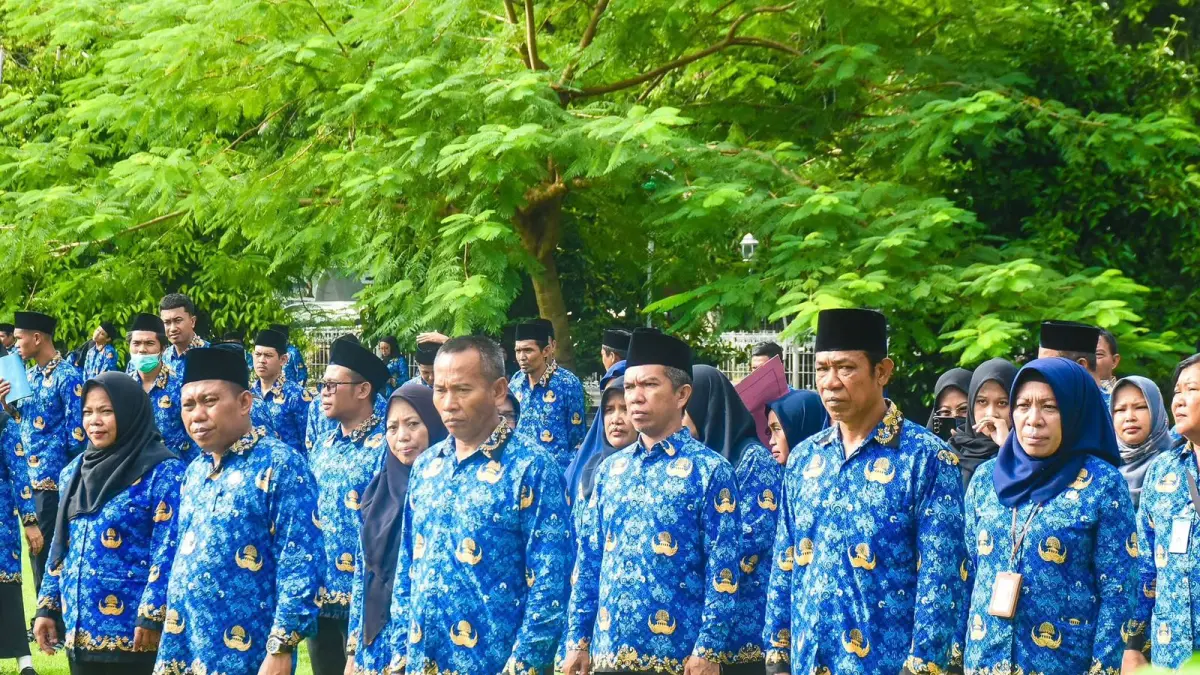 ABDI NEGARA: ASN Pemprov NTB mengikuti upacara, di lapangan Bumi Gora, beberapa waktu lalu. (DISKOMINFOTIK NTB FOR LOMBOK POST)