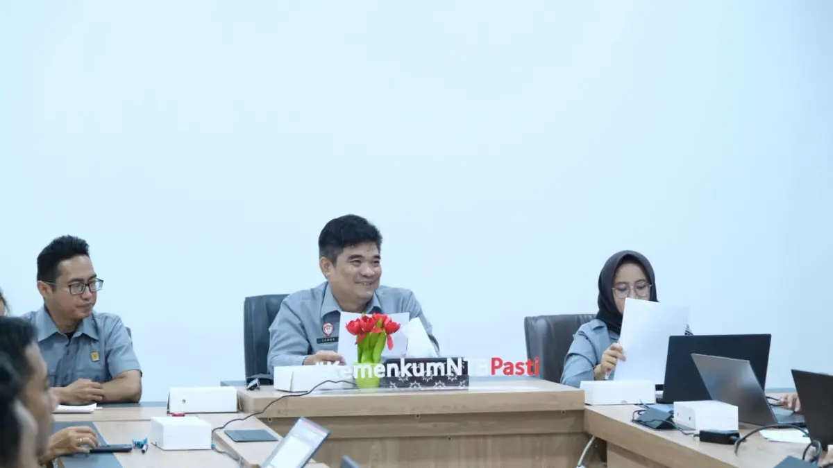Kepala Divisi Peraturan Perundang-undangan dan Pembinaan Hukum Kanwil Kemenkum NTB, Edward James Sinaga, memimpin Focus Group Discussion (FGD) Analisis dan Evaluasi Peraturan Daerah bersama tim analis hukum, perancang peraturan perundang-undangan, dan perwakilan pemerintah daerah di Ruang Rapat Mandalika, Selasa (9/6).