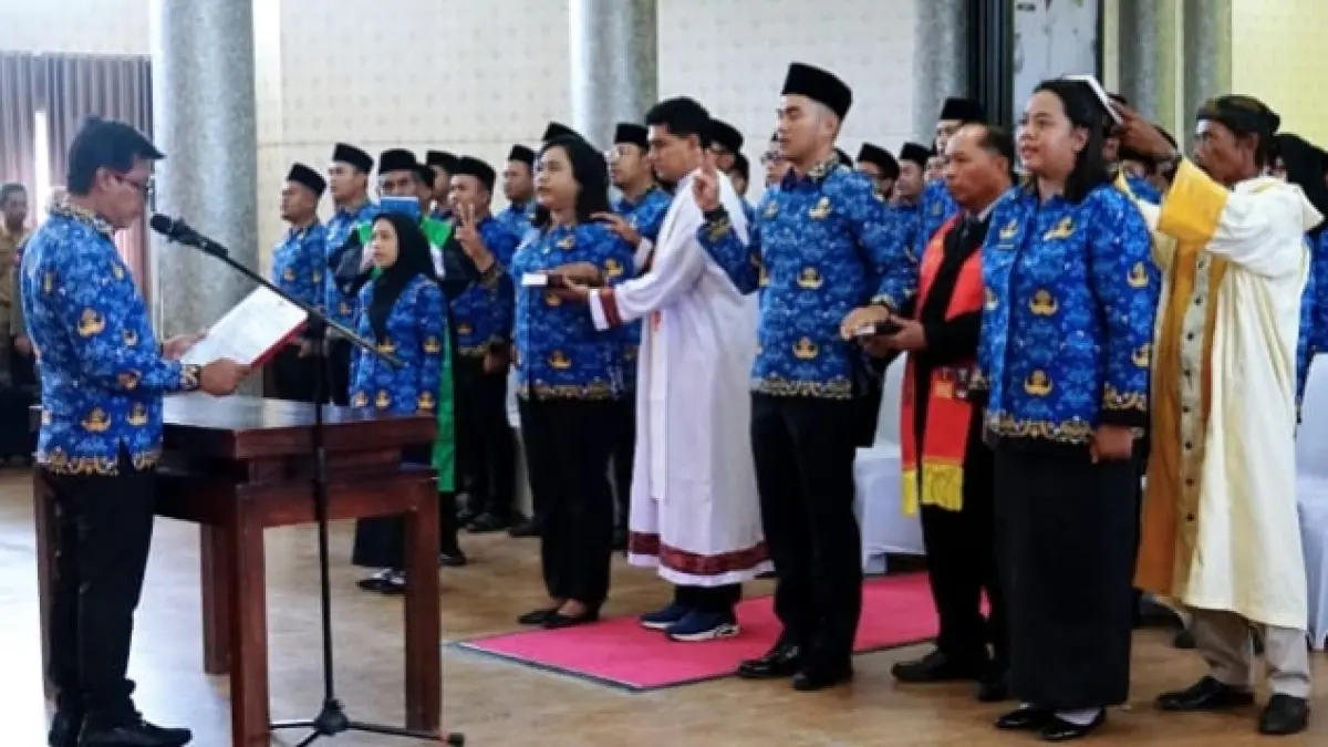 Bupati KSB Amar Nurmansyah mengambil sumpah ratusan PNS baru di kantor bupati setempat, Senin (8/6).