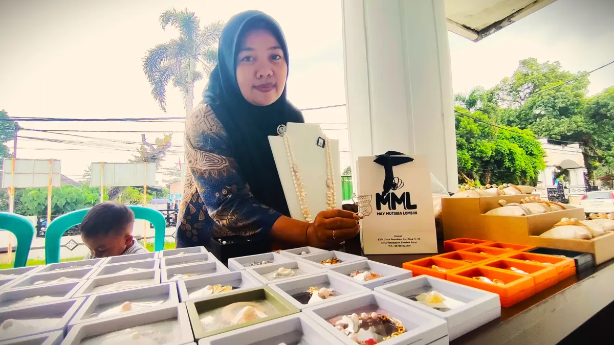 BURUAN KOLEKTOR: Maysarah menunjukkan bros Mandalika miliknya yang jadi primadona kolektor ketika musim MotoGP Mandalika berlangsung. (Dewi/Lombok Post)