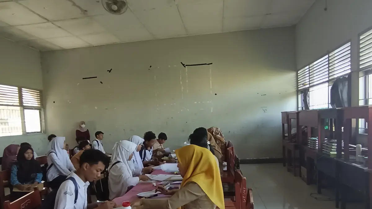 DAFTAR ULANG: Puluhan calon siswa yang lolos pada seleksi jakut afirmasi sedang melakukan daftar ulang di SMAN 2 Selong.
