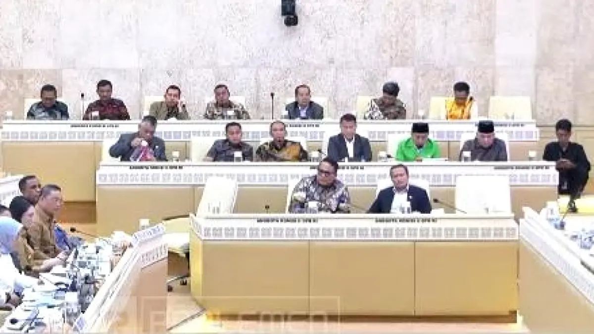 DENGAR PENDAPAT: Suasana RDP yang dihadiri sejumlah gubernur, pihak Kemendagri, Kemenpan-RB dan Komisi II DPR RI, di Jakarta, Senin (8/6). (IST/LOMBOK POST)