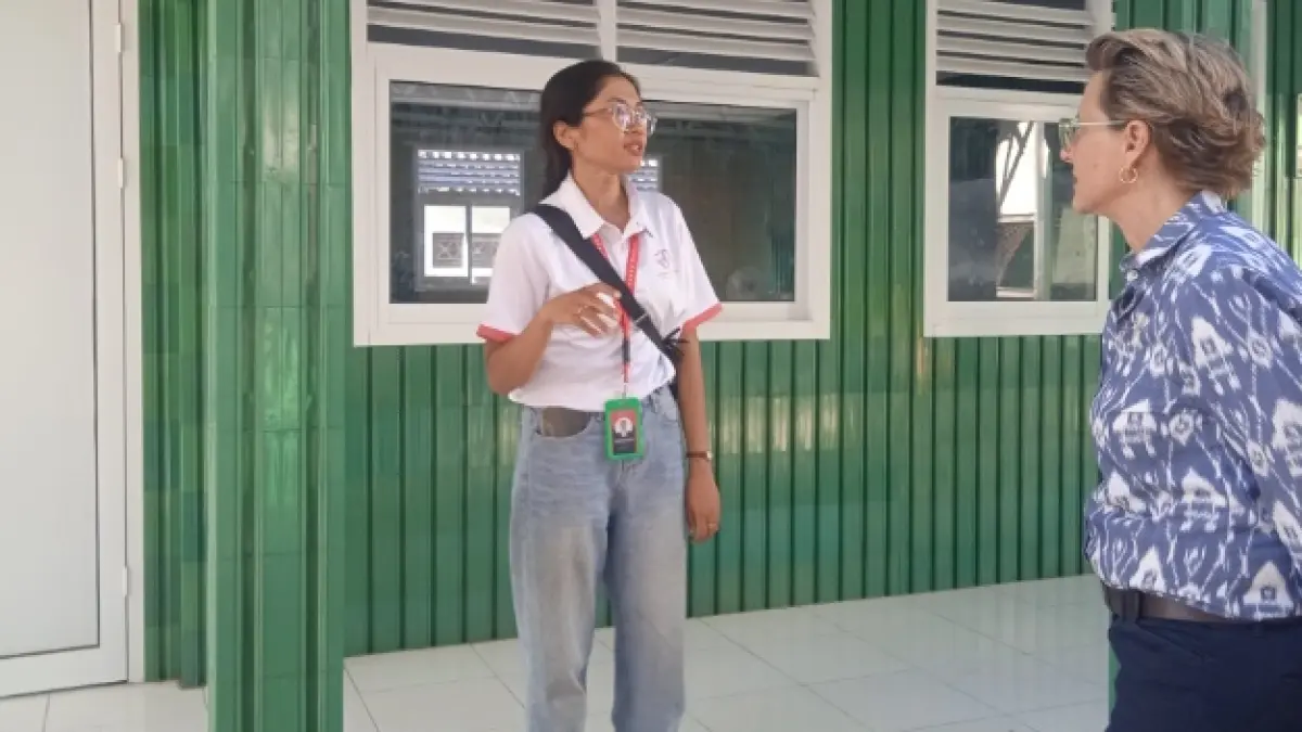 DENGAR&nbsp;PENJELASAN:&nbsp;Konsul&nbsp;Jenderal&nbsp;Konjen&nbsp;Australia&nbsp;di&nbsp;Bali&nbsp;Joe&nbsp;Steven,&nbsp;melihat&nbsp;bangunan&nbsp;ruang&nbsp;kelas&nbsp;baru&nbsp;SDN&nbsp;2&nbsp;Pohgading,&nbsp;Kecamatan&nbsp;Pringgabaya,&nbsp;Kabupaten&nbsp;Lombok&nbsp;Timur&nbsp;yang&nbsp;tahan&nbsp;gempa,&nbsp;Rabu&nbsp;(10/6). (WAHYU/LOMBOK POST) 