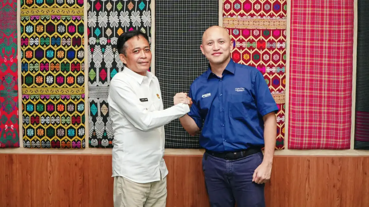 Direktur Utama MGPA Ananda Mikola (kanan) berfoto bersama Bupati Loteng Lalu Pathul Bahri (kiri) saat berkunjung ke kantor bupati, pekan lalu.&nbsp;