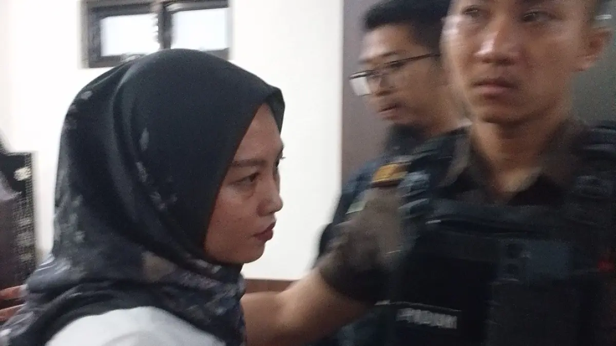 DITUNTUT RENDAH: Para terdakwa mendengarkan pembacaan tuntutan dari JPU di PN Mataram, Selasa (9/6). (Harli/Lombok Post)


 
