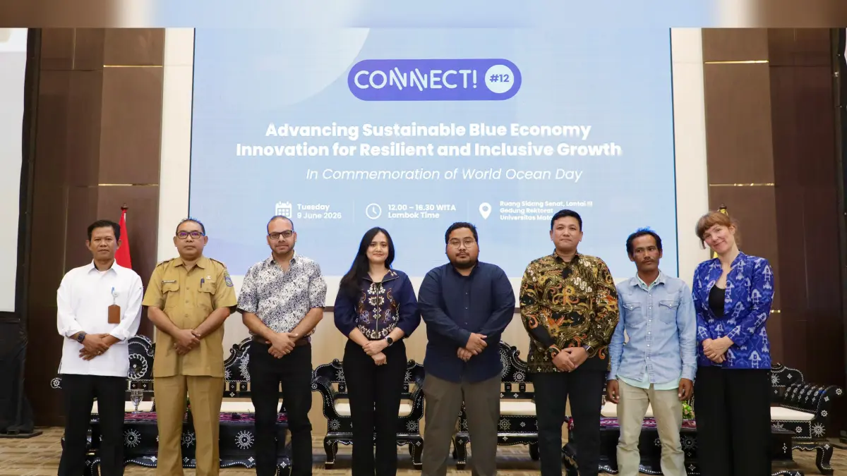 Foto bersama para pemateri di Forum Connect! #12 yang digelar di Unram, pada Selasa (9/6). (IST/LOMBOK POST)