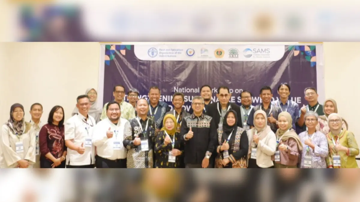 Foto bersama usai penyelenggaraan National Workshop on Strengthening Sustainable Seaweed Value Chains and Downstream Development di AONE Hotel Jakarta, Rabu (4/6). (IST/LOMBOK POST).