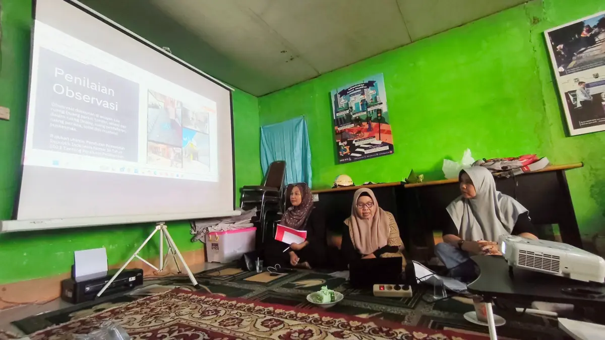 Jajaran HWDI NTB dan FITRA memaparkan hasil monitoring terhadap fasilitas kesehatan pada enam puskesmas yang belum ramah disabilitas di Loteng, Selasa (9/6). (Dewi/Lombok Post) 