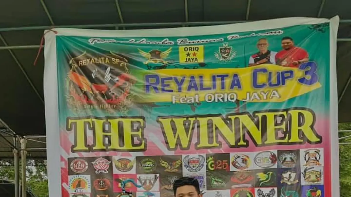 JUARA: Bayu Pardi, kicau mania yang meraih pada lomba burung Kenari di Bali belum lama ini.