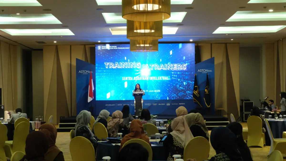 Kepala Kanwil Kemenkum NTB I Gusti Putu Milawati saat membuka kegiatan Training of Trainers Sentra Kekayaan Intelektual di Hotel Aston Mataram, Selasa (9/6).