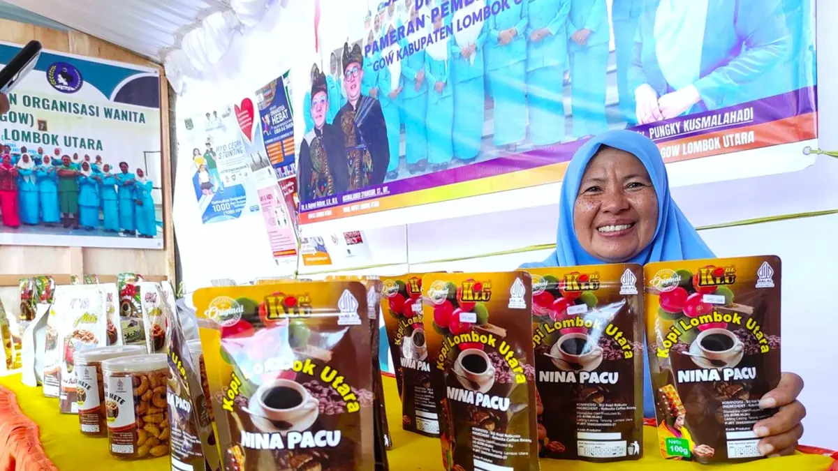 LARIS MANIS: Jubaedah menunjukkan produk kopi Nina Pacu dalam sebuah kegiatan bazar UMKM, beberapa waktu lalu. (Ferial/Lombok Post)