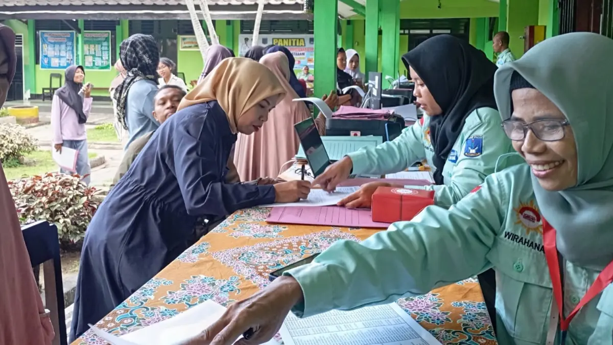 MENDAFTAR: Sejumlah orang tua mendaftarkan anaknya pada SPMB SMPN 10 Mataram, tahun lalu.