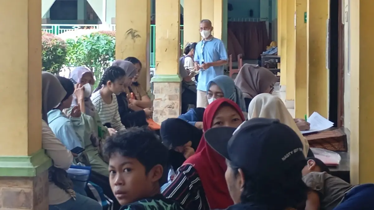 MENDAFTAR: Sejumlah orang tua mendampingi anaknya mendaftar pada SPMB SMPN 1 Mataram, tahun lalu.