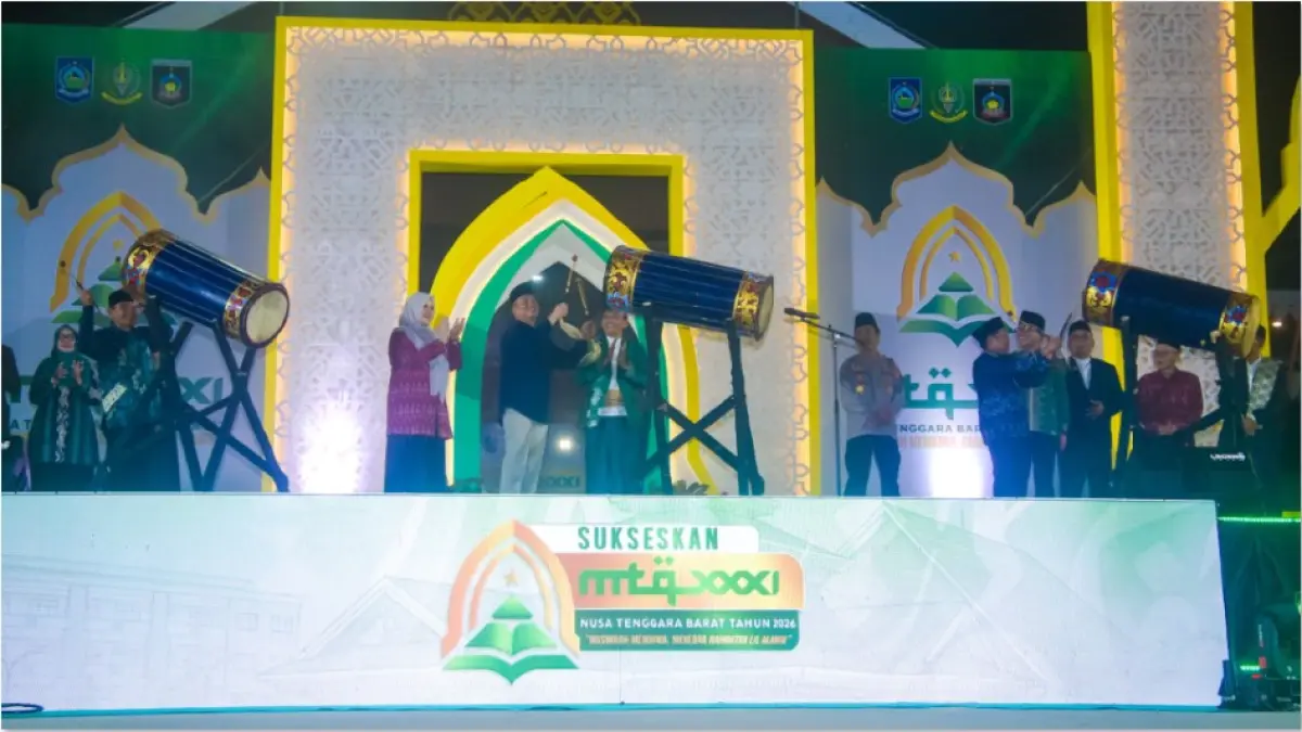 MTQ NTB: Gubernur NTB Lalu Muhamad Iqbal bersama Wagub Indah Dhamayanti Putri memukul beduk sebagai tanda dimulainya MTQ XXXI Tingkat Provinsi NTB di Praya, Lombok Tengah, Senin malam (9/6). (DISKOMINFOTIK NTB/LOMBOK POST)