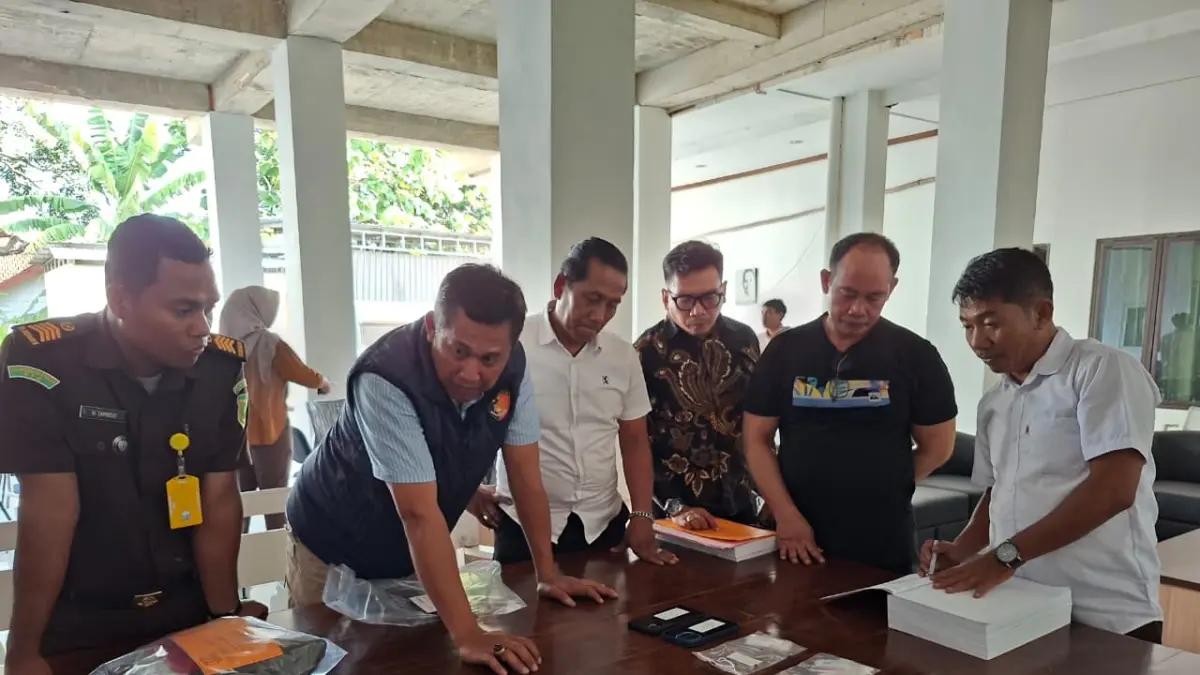 PELIMPAHAN BARANG BUKTI DAN TERSANGKA: Tersangka Malaungi (dua dari kanan) didampingi penasihat hukumnya dilimpahkan ke Kejari Bima, Selasa (9/6). (Kejati NTB For Lombok Post)