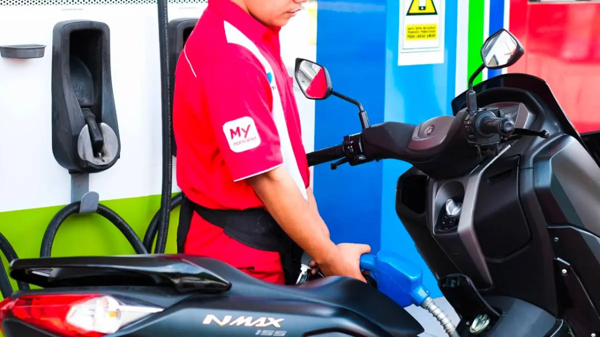 Petugas melayani pengisian BBM di SPBU Pertamina. Mulai 10 Juni 2026, harga Pertamax naik menjadi Rp16.250 per liter dan Pertamax Green Rp17.000 per liter, sementara Pertalite dan Biosolar bersubsidi tetap dijual dengan harga lama.