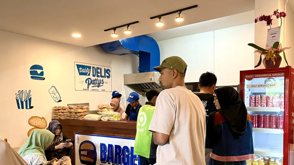 RAMAI: Pengunjung mengantre pesanan di kedai Barger, yang tengah viral di Kota Mataram. (Ferial/Lombok Post)