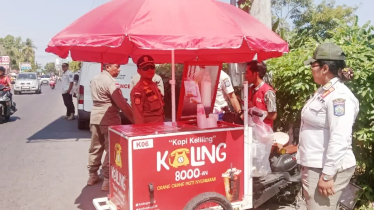 Satpol PP NTB melakukan penertiban terhadap PKL dan parkir liar di kawasan RSUD Provinsi NTB pada Rabu (10/6/2026).