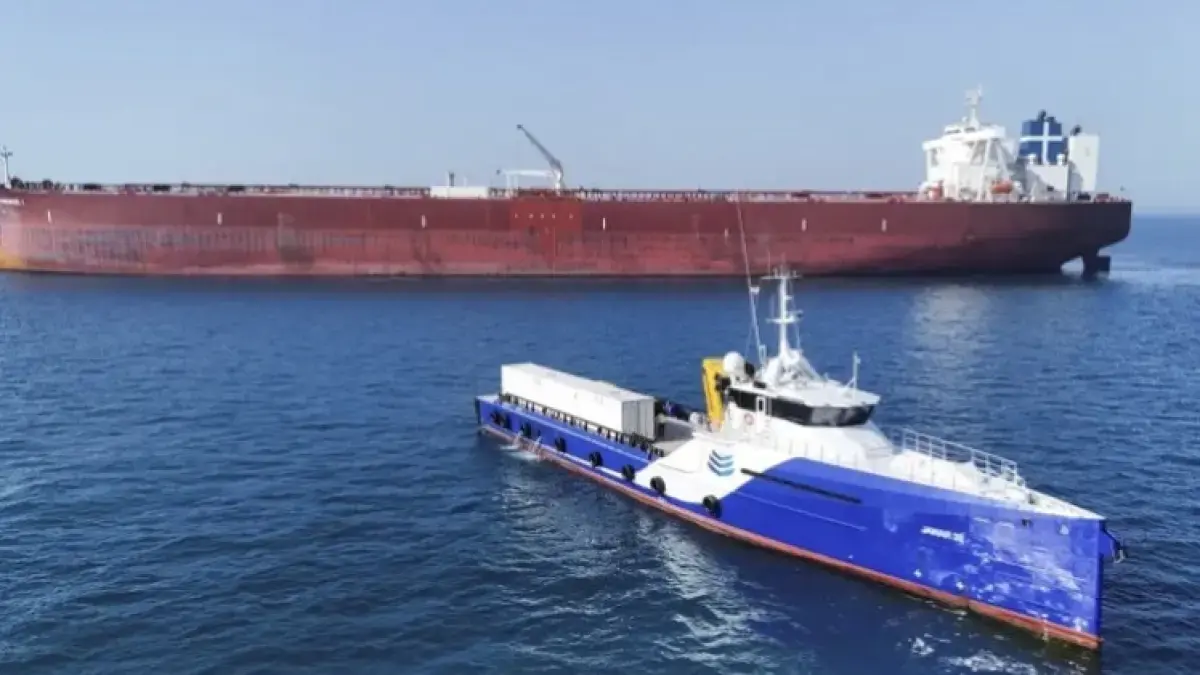 Sebuah kapal tanker minyak yang berlayar melalui Selat Hormuz tiba di perairan teritorial Irak di lepas pantai Basra, Irak (Al-Jazeera)