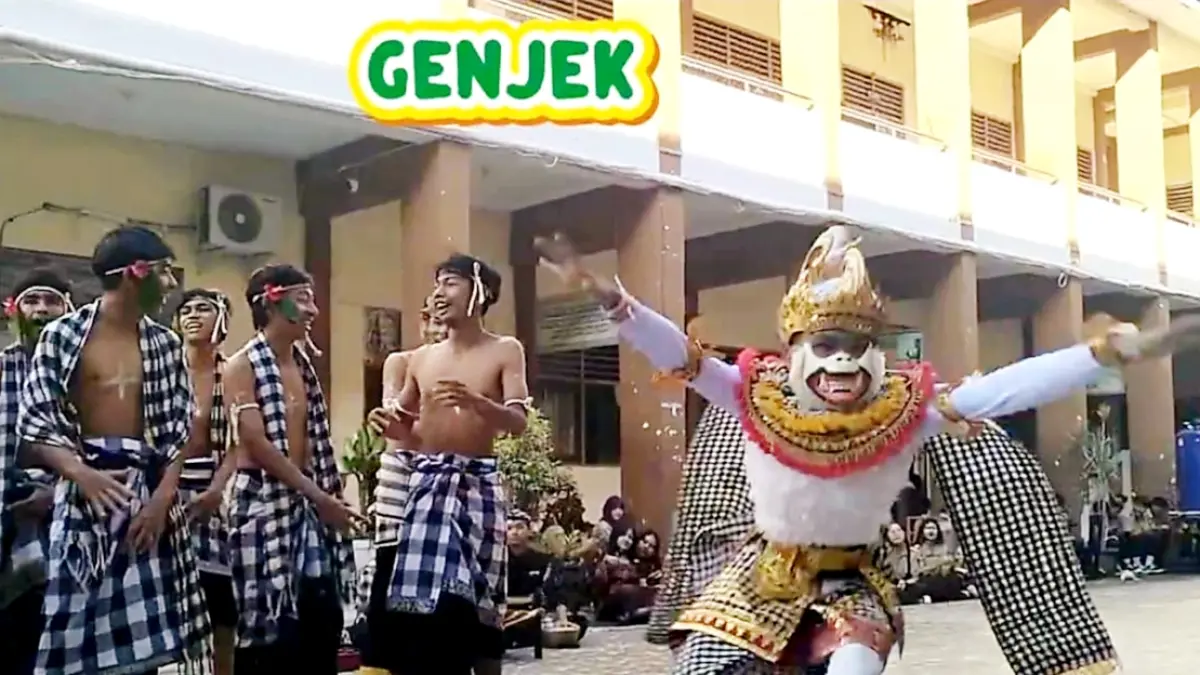 Semangat melestarikan budaya daerah tampak mewarnai kegiatan Sabtu Budaya yang digelar SMA Negeri 9 Mataram.