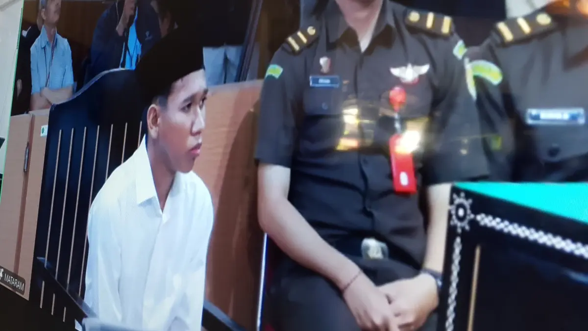 Terdakwa Radiet Ardiansyah mendengarkan pembacaan vonis terhadap kasus pembunuhan mahasiswi Unram Ni Made Vaniradya Puspa Nitra di PN Mataram, Rabu (10/6). (HARLI/LOMBOK POST)