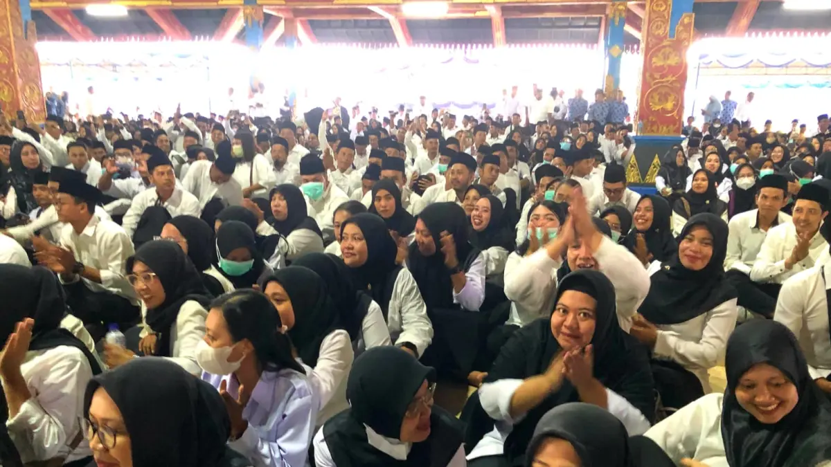 TERIMA SK: Ribuan honorer diberikan SK sebagai PPPK Paro waktu awal tahun lalu. Namun tersisa 31 honorer tidak bisa diterbitkan NIP-nya.
