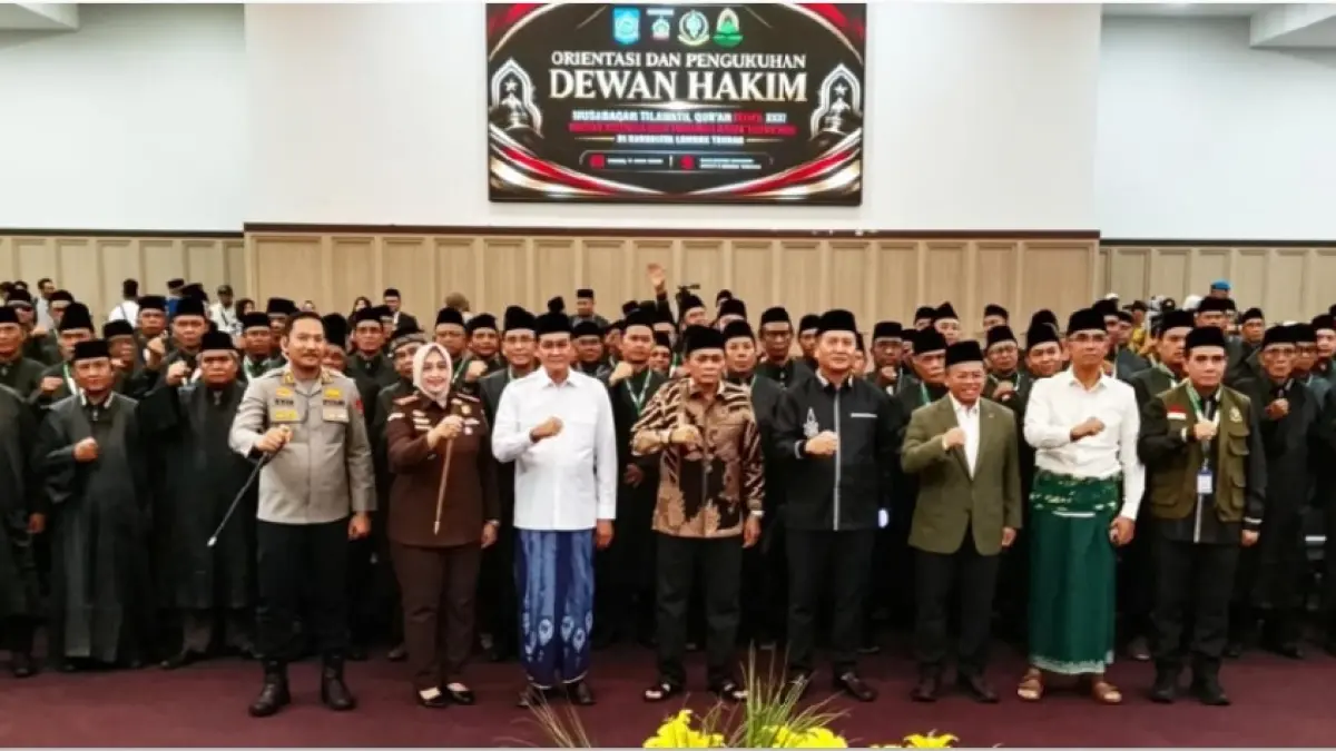 MTQ: Gubernur NTB Lalu Muhamad Iqbal bersama bupati dan wakil bupati Loteng, kajari dan kapolres Loteng, serta kepala Biro Kesra Setda NTB saat mengukuhkan Dewan Hakim MTQ XXXI Tingkat Provinsi NTB Tahun 2026 di Ballroom Kantor Bupati Lombok Tengah, Praya, Selasa (9/6). (DISKOMINFOTIK NTB/LOMBOK POST)