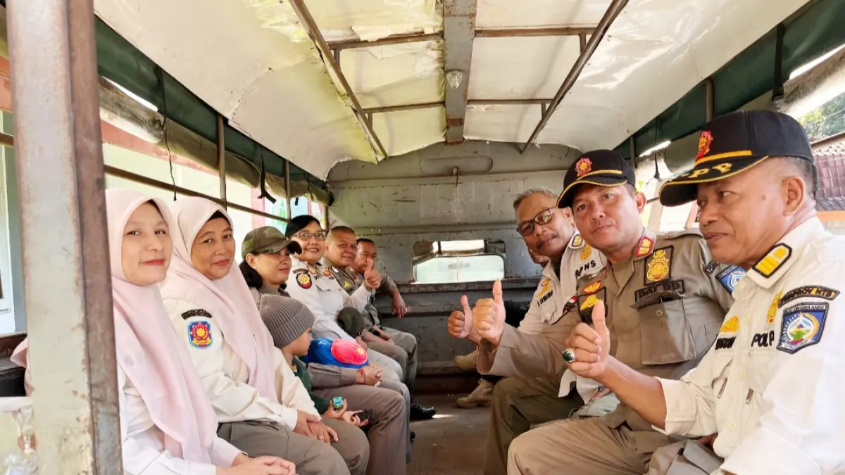 Tim Satpol PP NTB yang melakukan penertiban PKL dan parkir liar di kawasan seputaran RSUP.