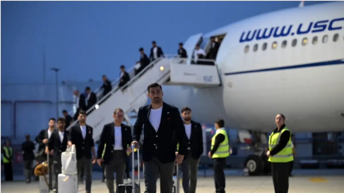 Timnas Iran berjalan di landasan pacu saat tiba di Bandara Internasional Tijuana di Tijuana, Meksiko pada Ahad (7/6) jelang Piala Dunia FIFA 2026. Timnas Iran juga dirugikan oleh kebijakan visa AS. (GUILLERMO ARIAS/AFP)